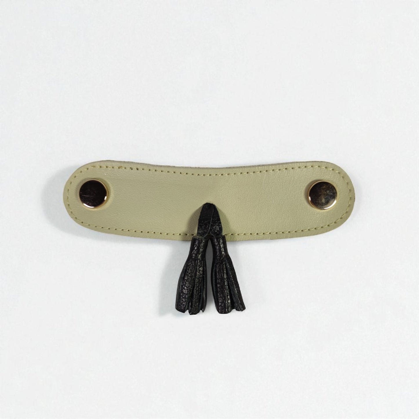 Detalle Borlas cuero Beige x negro