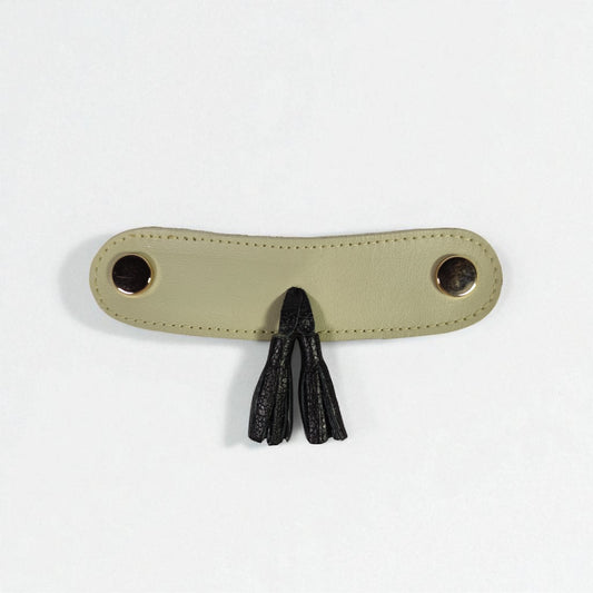 Detalle Borlas cuero Beige x negro