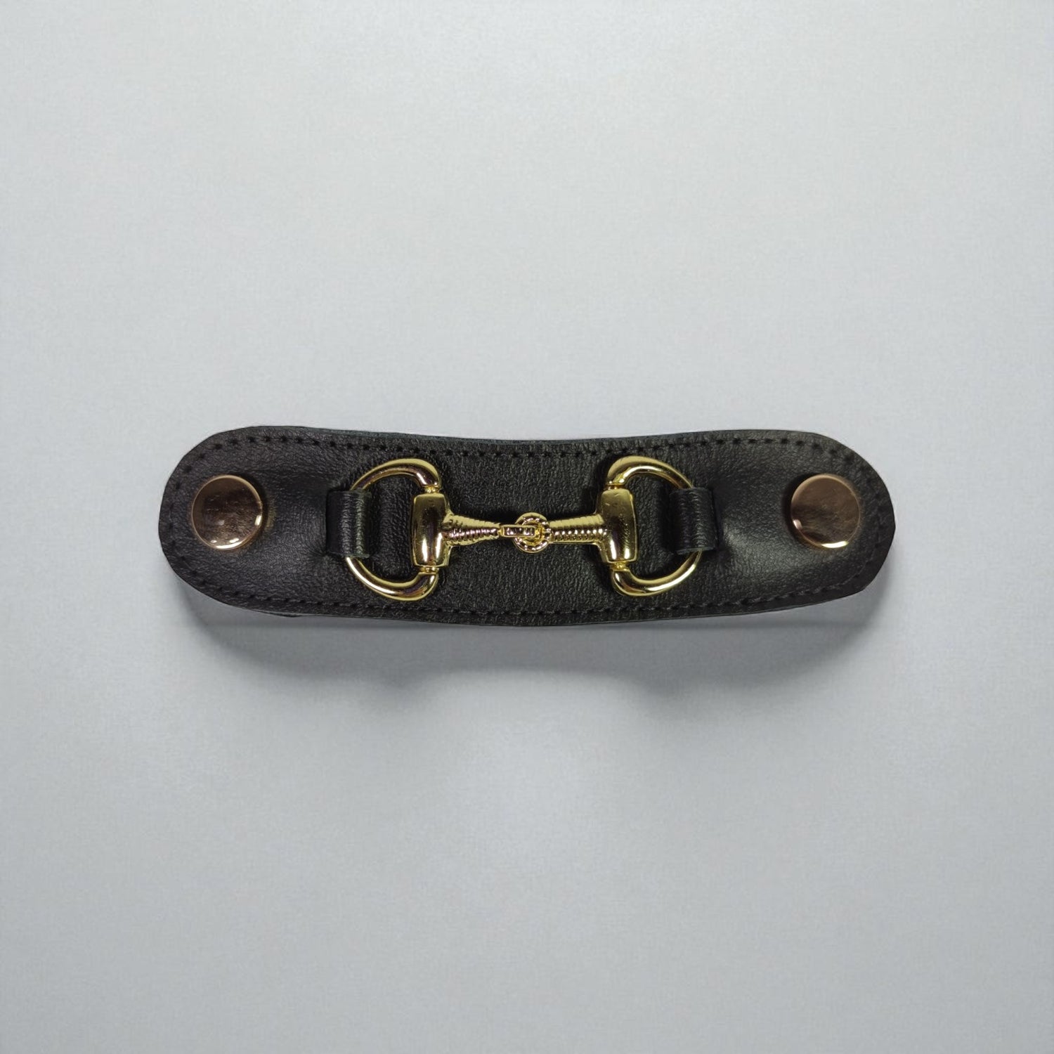 Detalle herraje clásico en cuero