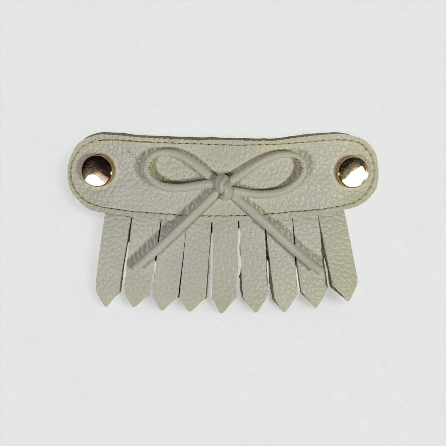 Detalle flecos con moño cuero